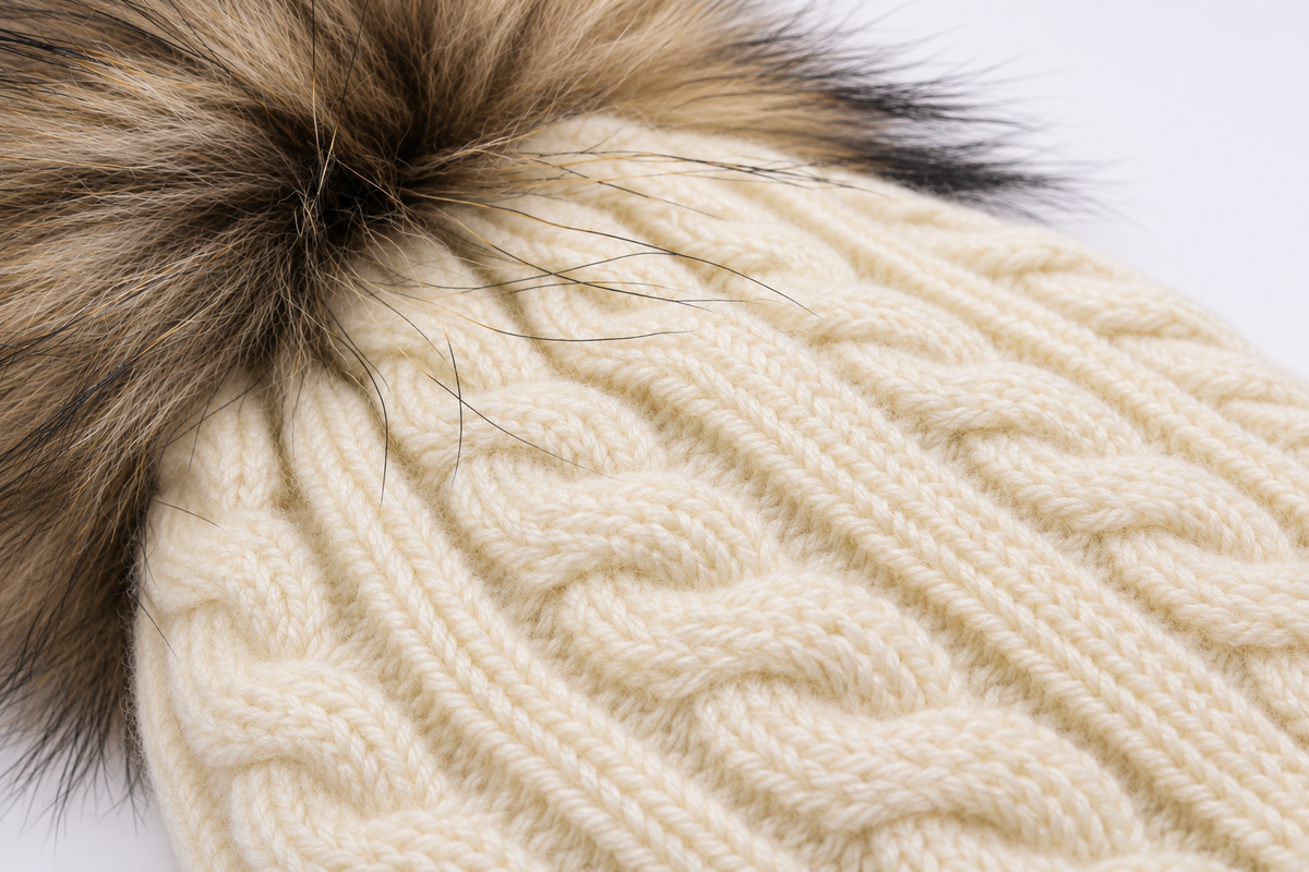 Cappello in lana merino e cashmere con ponpon Klaiadì KD472
