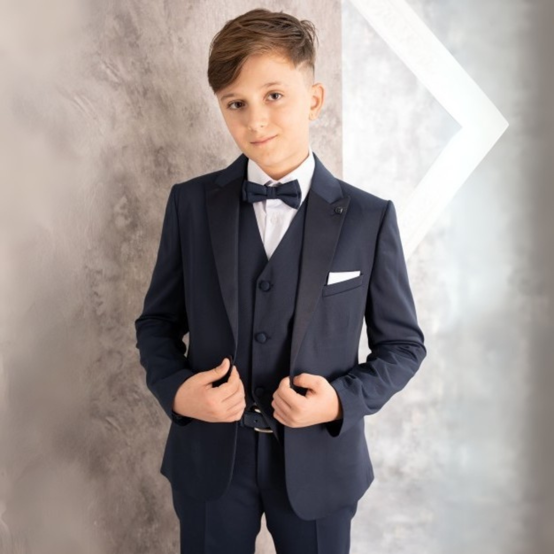 Completo cerimonia calibrato ragazzo Nazareno Gabrielli con giacca, gilet, pantalone camicia e papillon